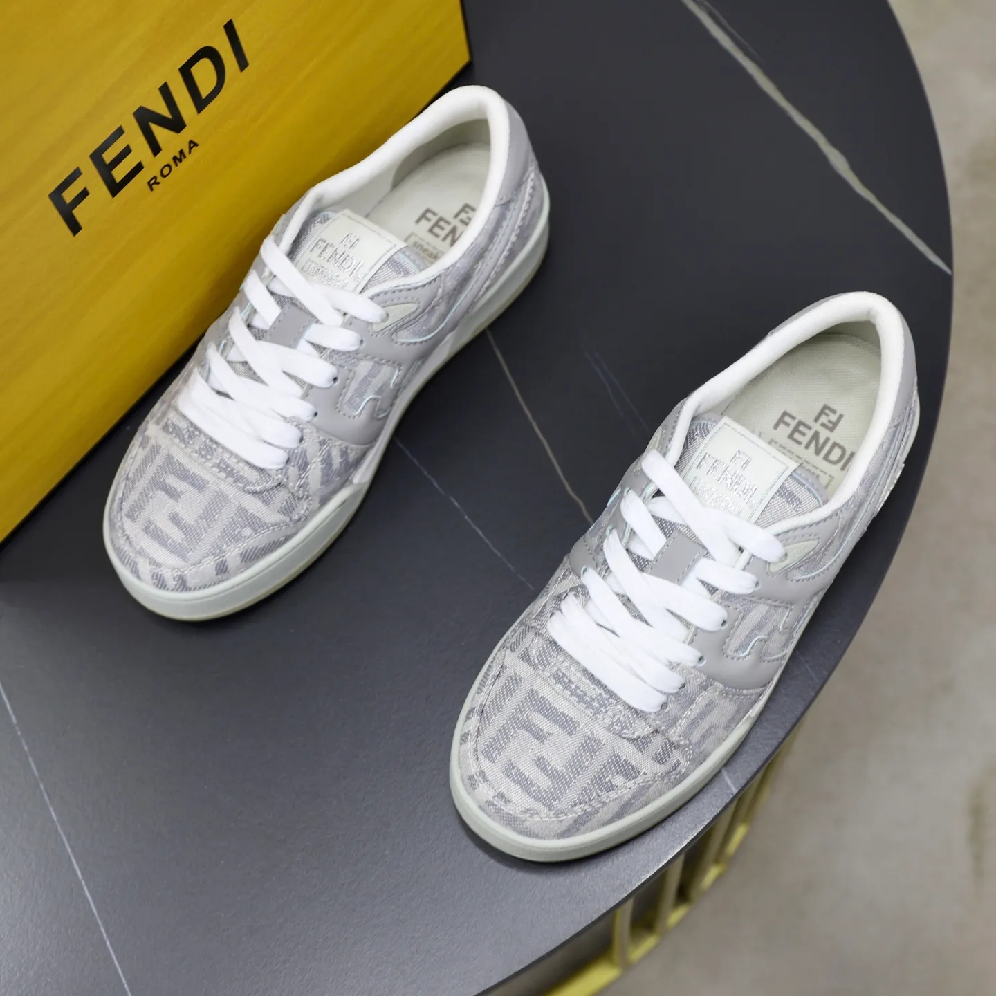 Ex-factory price: 640🔥Couple model (top original order) Brand: FENDI Size: 35-44 (customized for men 38 and 45) Grade: original order quality High version Material: Imported original cowhide stitching ➕ High-quality and comfortable lining Original TPU lightweight anti-slip outsole Style category: Travel fashion casual shoes Versatile trend